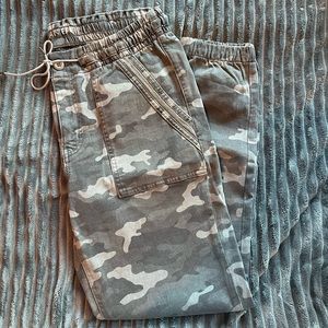 American Eagle Gray Camo Jegging Joggers
